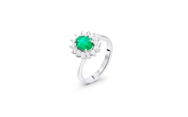 Classic Ring in Emerald and White Diamonds